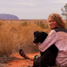 Tracks - Attraverso il deserto: Mia Wasikowska in una tenera scena con il suo cane