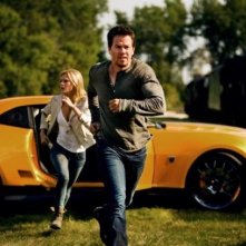 Transformers: Age of Extinction: Mark Wahlberg e Nicola Peltz corrono via da un pericolo imminente