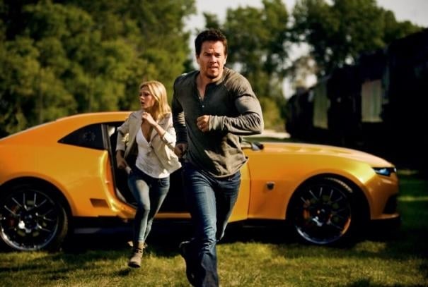 Transformers: Age of Extinction: Mark Wahlberg e Nicola Peltz corrono via da un pericolo imminente