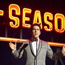 Jersey Boys: John Lloyd Young di fronte all'annuncio luminoso della band