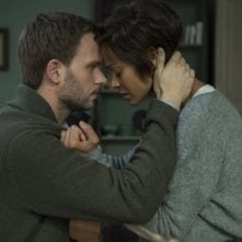 Rosemary's Baby: un momento di tenerezza tra Patrick J. Adams e Zoe Saldana in una delle prime immagini