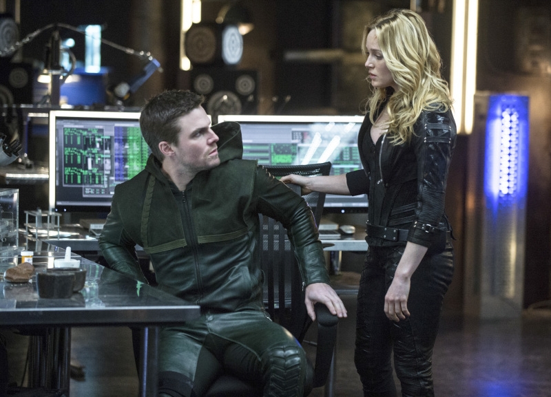 Arrow Stephen Amell Con Caity Lotz Nell Episodio Seeing Red Seconda Stagione 366653