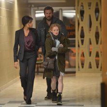 Captives: Ryan Reynolds in una scena del film con Rosario Dawson e Mireille Enos