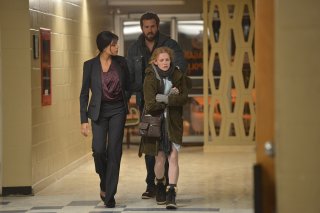 Captives: Ryan Reynolds in una scena del film con Rosario Dawson e Mireille Enos