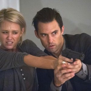 Chosen: Milo Ventimiglia con Nicky Whelan in una scena della prima stagione