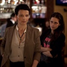 Clouds of Sils Maria: Kristen Stewart in una scena con Juliette Binoche