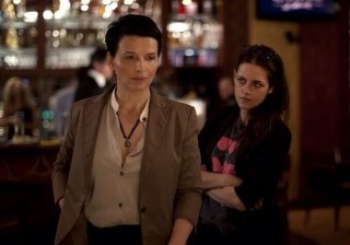 Clouds of Sils Maria: Kristen Stewart in una scena con Juliette Binoche