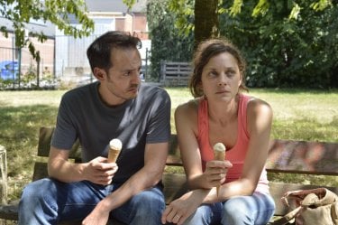 Due giorni, una notte: Fabrizio Rongione e Marion Cotillard in una scena del film