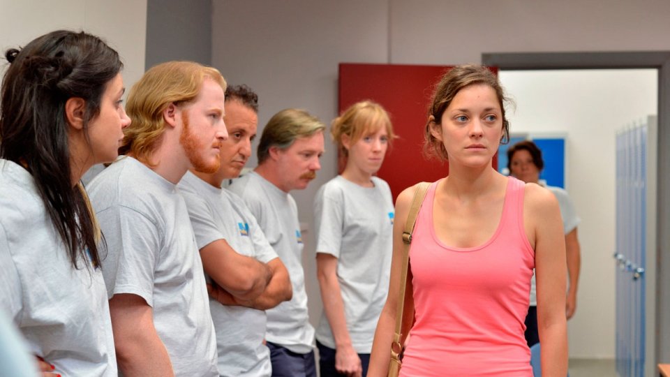 Due giorni, una notte: Marion Cotillard in una scena faccia a faccia con i suoi colleghi di lavoro