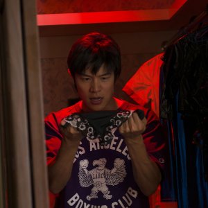 HK: Forbidden Super Hero - Ryohei Suzuki osserva una maglietta