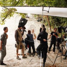 Le meraviglie: Monica Bellucci con intorno la troupe