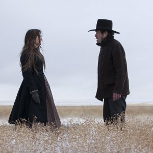 The Homesman: Tommy Lee Jones e Grace Gummer in una scena