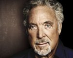Tom Jones e Michael Sheen in Under the Milky Wood