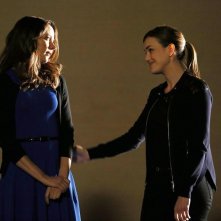 Agents of S.H.I.E.L.D.: Amy Acker ed Elizabeth Henstridge in una scena dell'episodio The Only Light in the Darkness, prima stagione