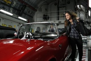 Agents of S.H.I.E.L.D.: Chloe Bennet in una scena d'azione nell'episodio Nothing Personal, prima stagione