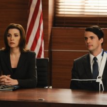 The Good Wife: Julianna Margulies insieme a Matthew Goode in una scena dell'episodio All Tapped Out