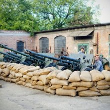 Il centenario che saltò dalla finestra e scomparve: una scena tratta dal film