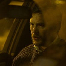 Locke: Tom Hardy in lacrime in una scena del film