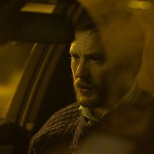 Locke: Tom Hardy in lacrime in una scena del film