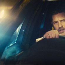 Locke: Tom Hardy in una scena circondato dalle luci dell'autostrada