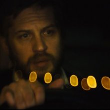Locke: Tom Hardy in una scena del film girato interamente all'interno di un'auto in corsa