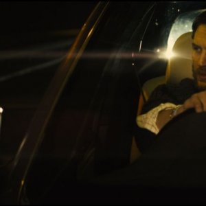 Locke: Tom Hardy in una scena del film guarda con sospetto lo specchio retrovisore