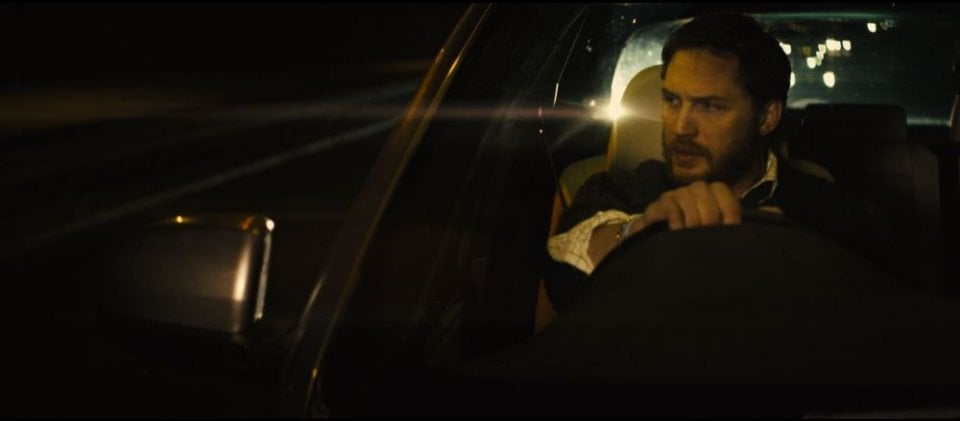 Locke: Tom Hardy in una scena del film guarda con sospetto lo specchio retrovisore