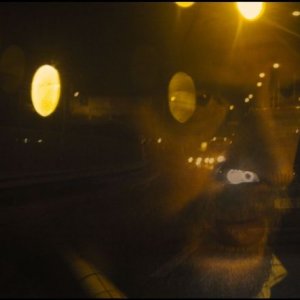 Locke: Tom Hardy in una suggestiva scena del film