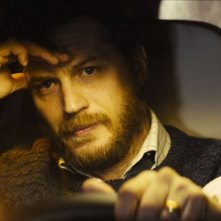 Locke: Tom Hardy pensieroso in una scena del thriller on-the-road