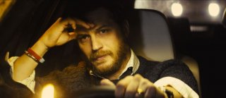 Locke: Tom Hardy pensieroso in una scena del thriller on-the-road