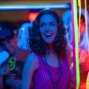 Neighbors: Rose Byrne sorridente in un locale
