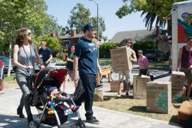 Neighbors: Seth Rogen e Rose Byrne portano a passeggio il loro bambino