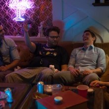Neighbors: Seth Rogen familiarizza con i vicini Zac Efron, Dave Franco e Christopher Mintz-Plasse in un locale
