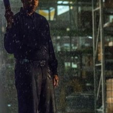 The Equalizer - Il vendicatore: Denzel Washington armato sotto la pioggia