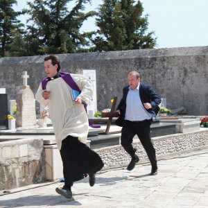 Padre vostro: Kresimir Mikic corre insieme a Niksa Butijer in una scena