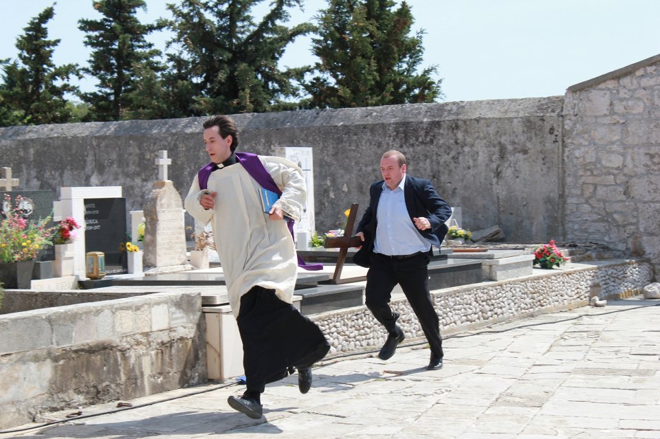 Padre vostro: Kresimir Mikic corre insieme a Niksa Butijer in una scena