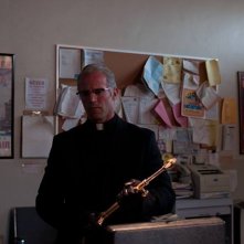 Parker: Jason Statham vestito da prete in una scena del film