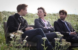 Broadchurch: David Tennant, Olivia Colman ed Arthur Darvill in una scena