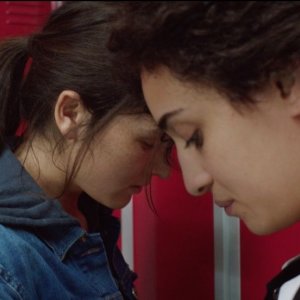 Bird People: Anaïs Demoustier in una scena del film con Camélia Jordana