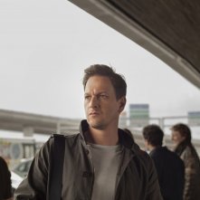 Bird People: Josh Charles in una scena