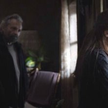 Hibernation: Melisa Sözen in una scena con Haluk Bilginer