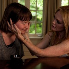 Maps to the Stars: Mia Wasikowska in una scena del film con Julianne Moore