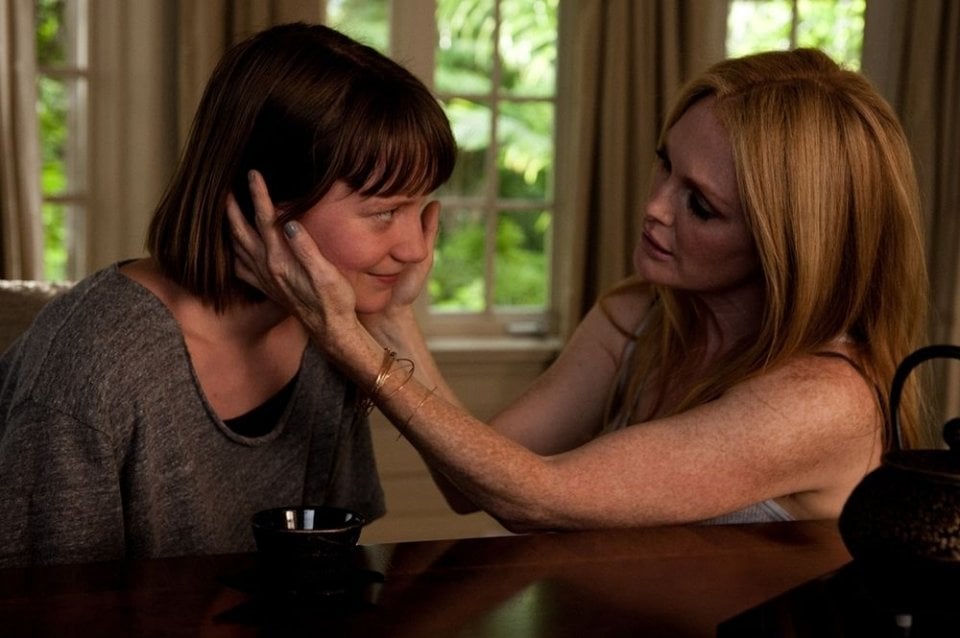 Maps to the Stars: Mia Wasikowska in una scena del film con Julianne Moore