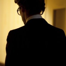 Saint Laurent: Gaspard Ulliel (di spalle) nei panni di Yves Saint Laurent