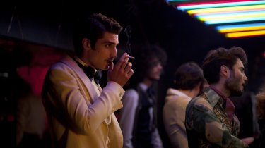 Saint Laurent: Louis Garrel in una scena