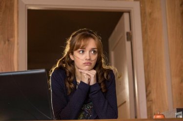 Bates Motel: Olivia Cooke in una scena dell'episodio The Box, della seconda stagione