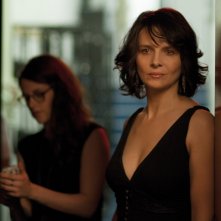 Clouds of Sils Maria: Kristen Stewart (fuori fuoco) in una scena con Juliette Binoche