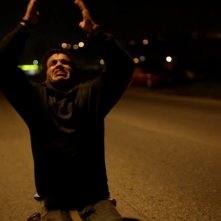 Mohamed Zouaoui in una sequenza di Carta Bianca