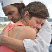 Deux Jours Une Nuit Fabrizio Rongione Abbraccia Marion Cotillard In Una Scena Del Film 371232