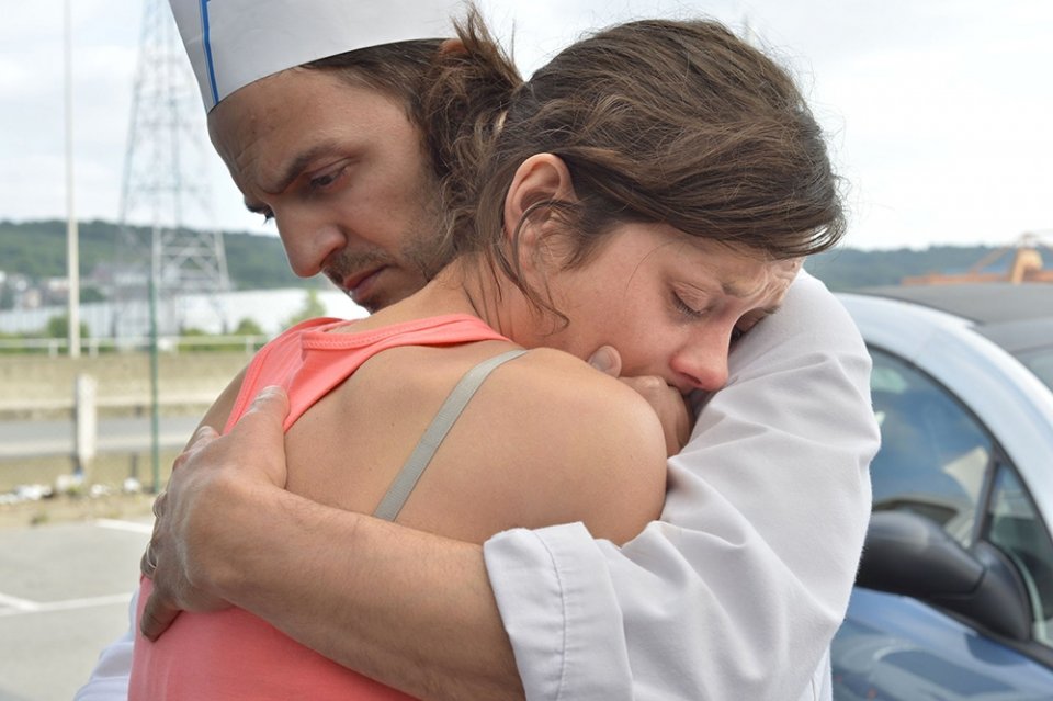 Due giorni, una notte: Fabrizio Rongione abbraccia Marion Cotillard in una scena del film